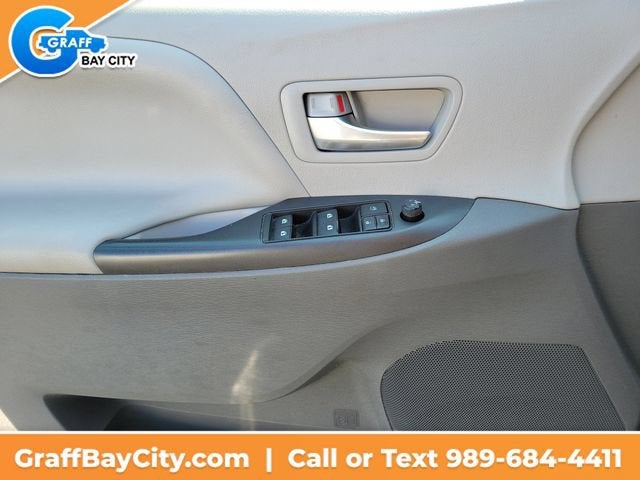 2017 Toyota Sienna LE Auto Access Seat