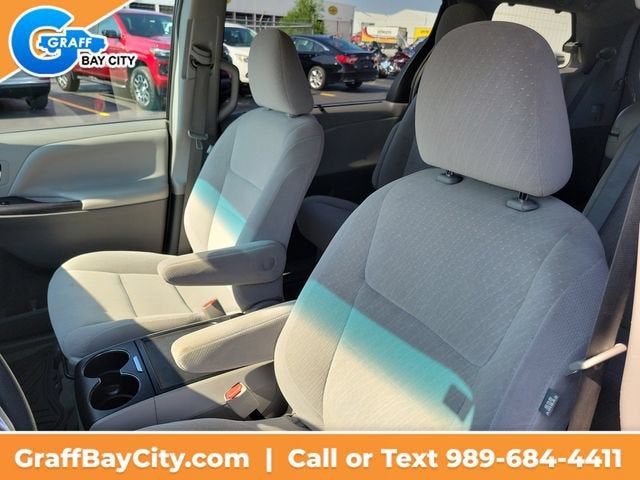 2017 Toyota Sienna LE Auto Access Seat