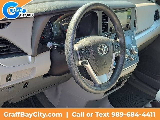 2017 Toyota Sienna LE Auto Access Seat